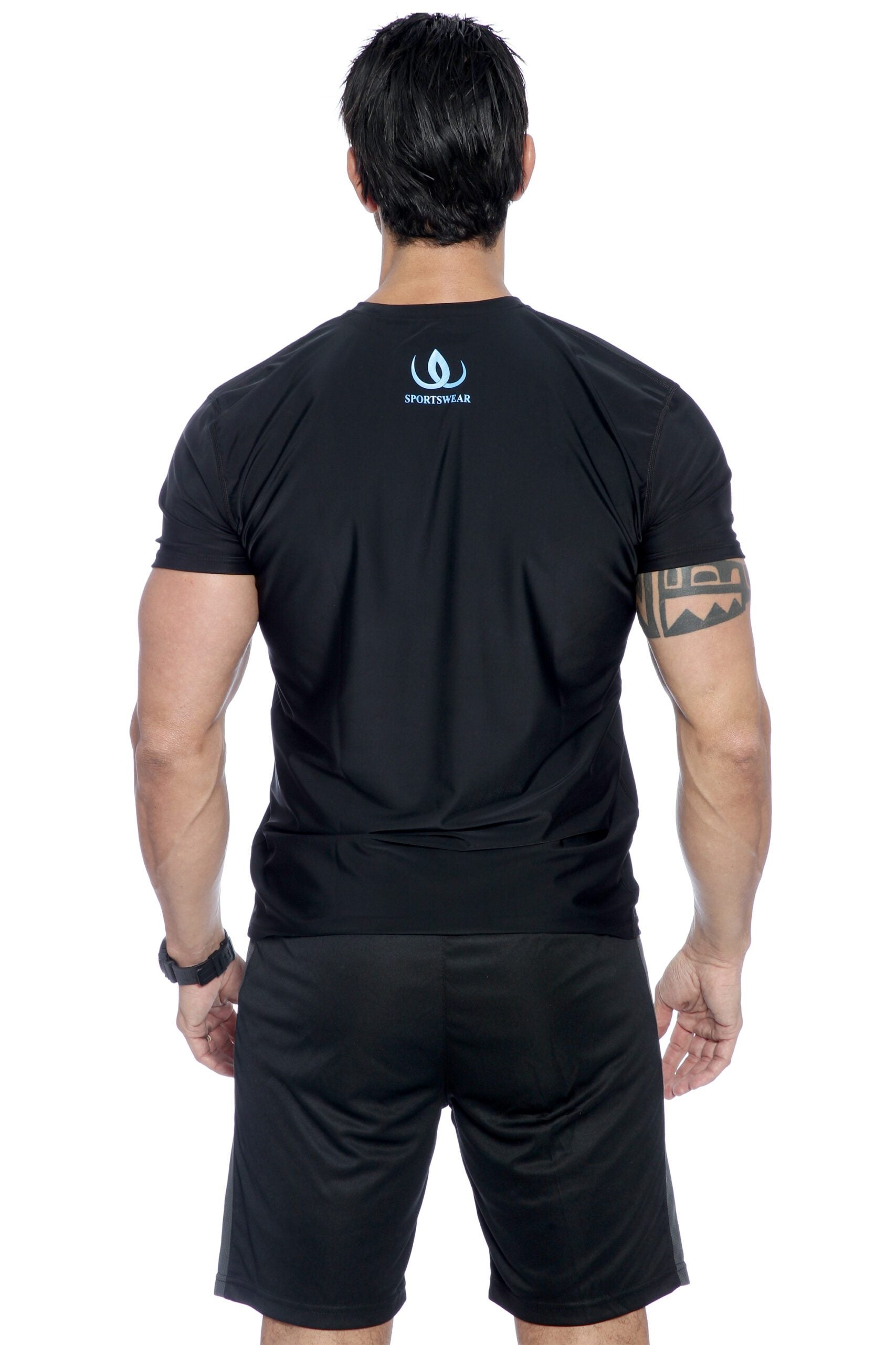 Black Tee Blue herr-tshirt bakifrån med blå accenter