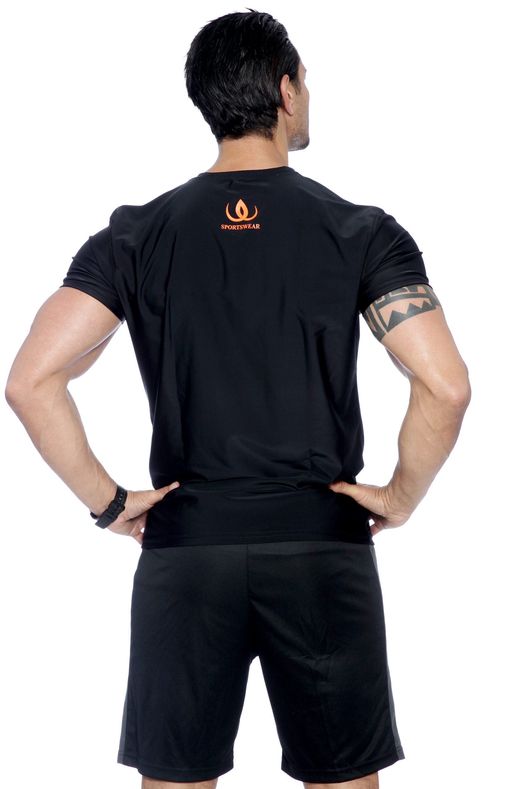 Black Tee Orange närbild på funktionstyg