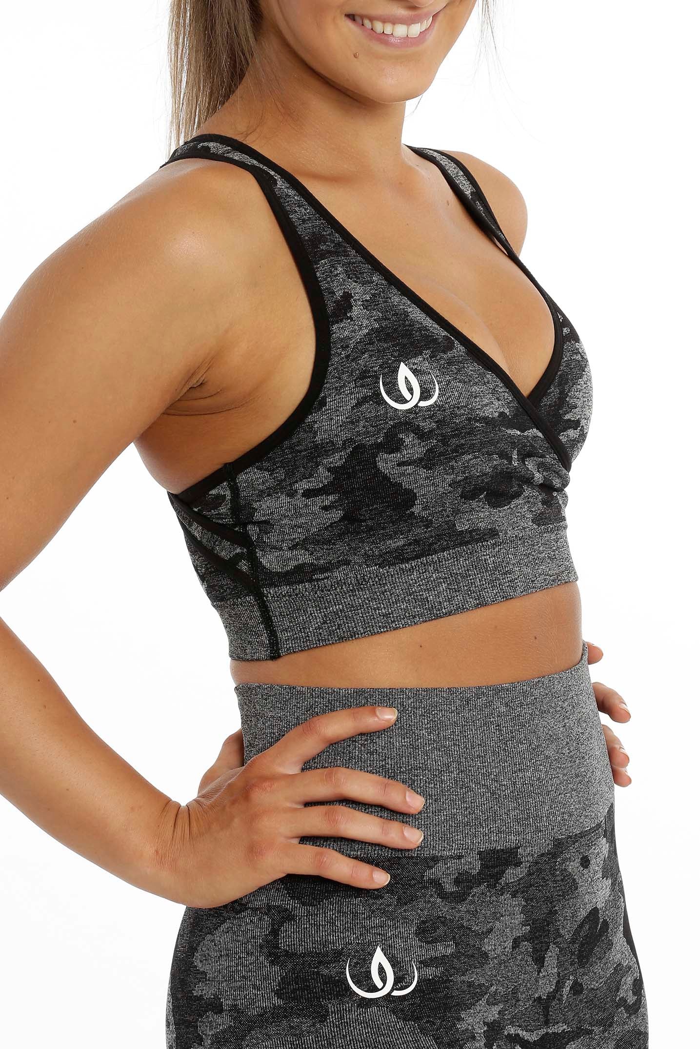 Seamless Camou Top Black Gray på modell