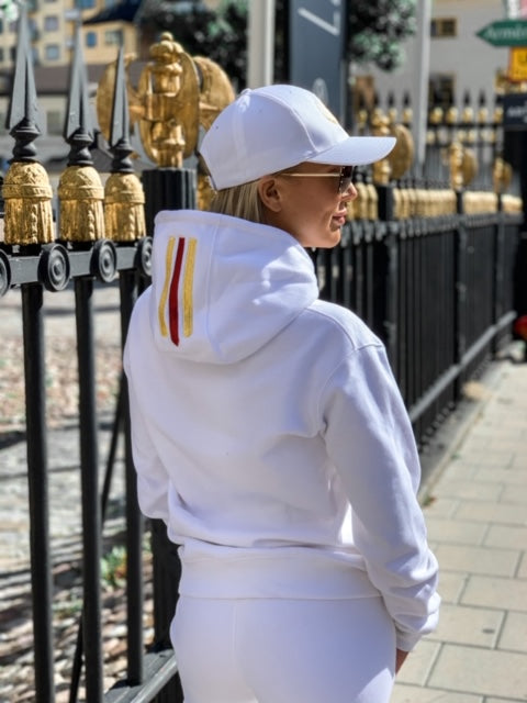 Deluxe Hoodie Vit på modell i studiomiljö