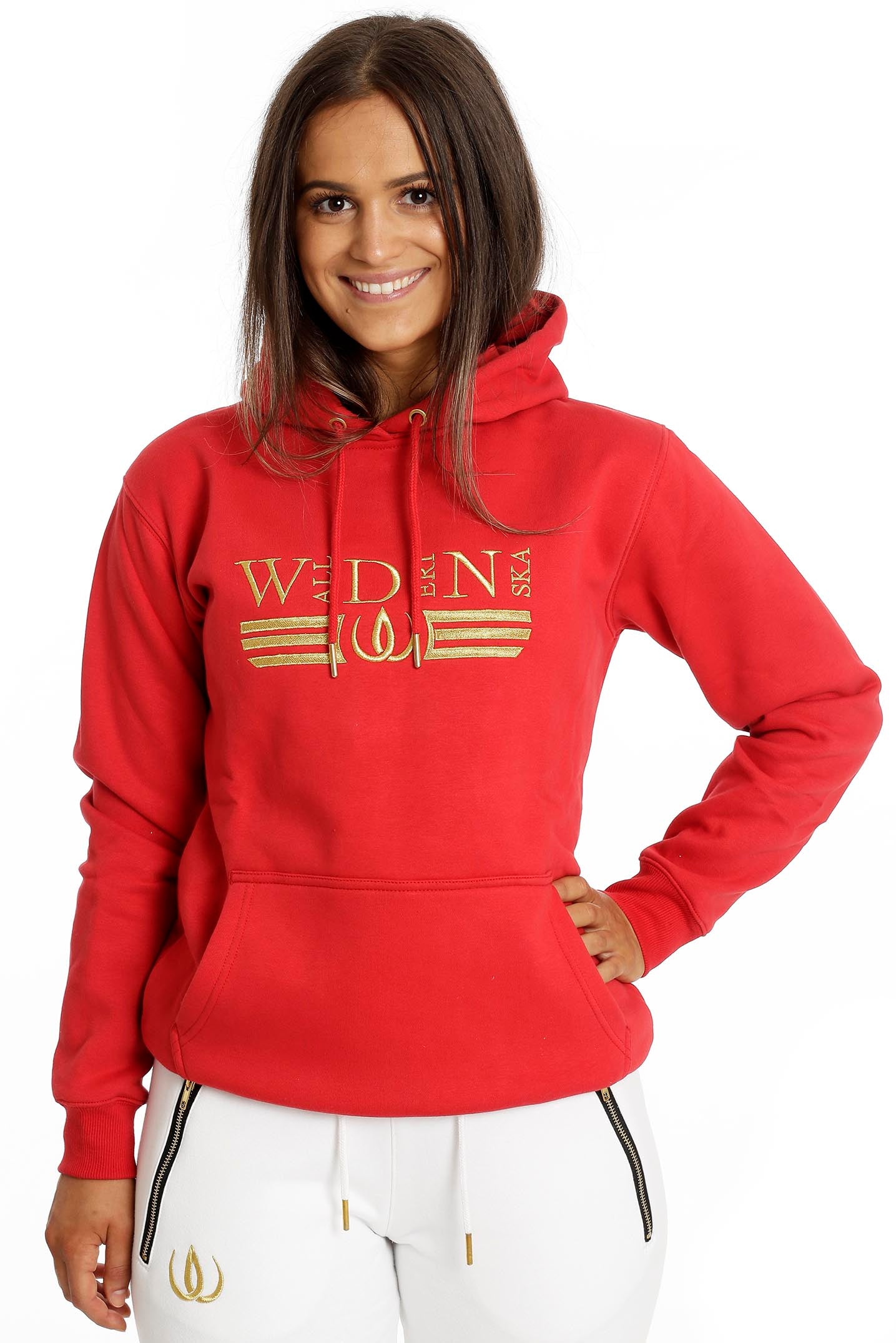 Deluxe Hoodie Röd närbild på tyg och brodyr