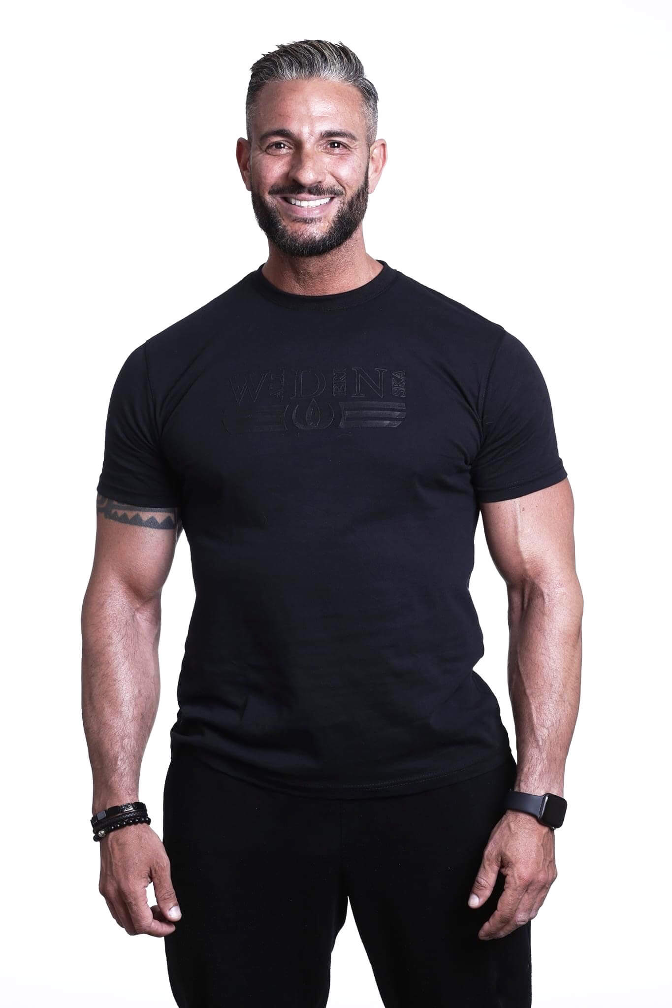 Deluxe T-shirt Black on Black framifrån — Wallderinska