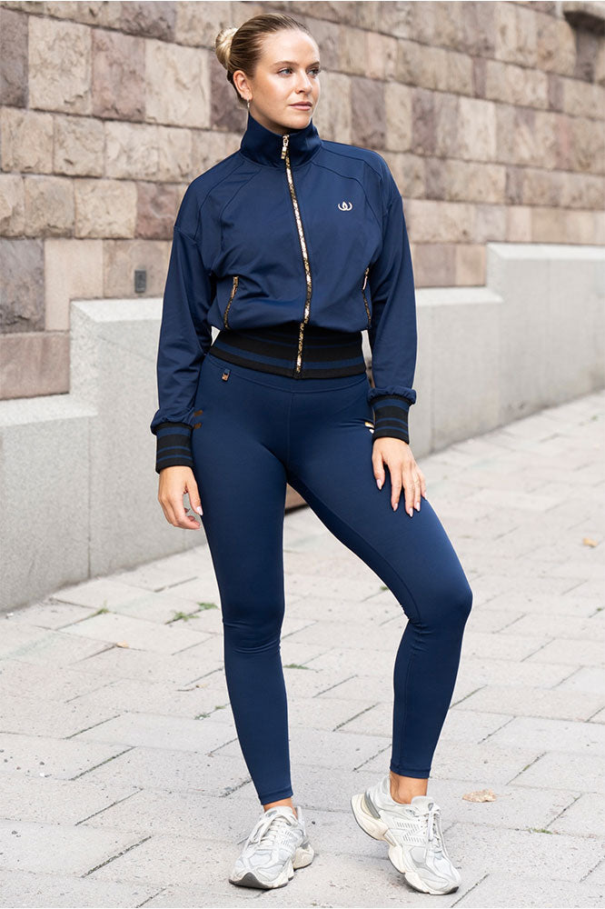 Iconic Träningsjacka Navy sedd från sidan