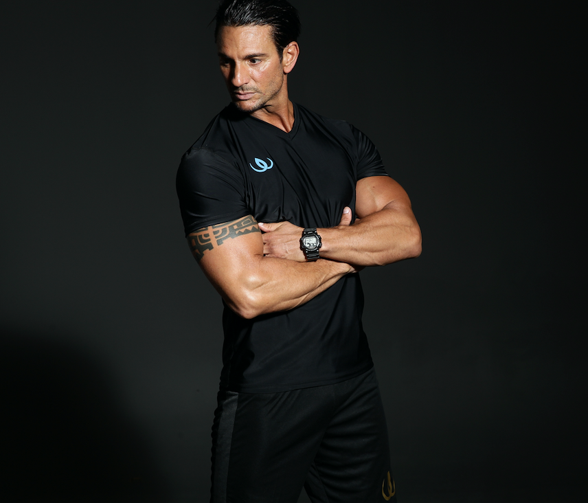 Black Tee Blue herr-tshirt på modell