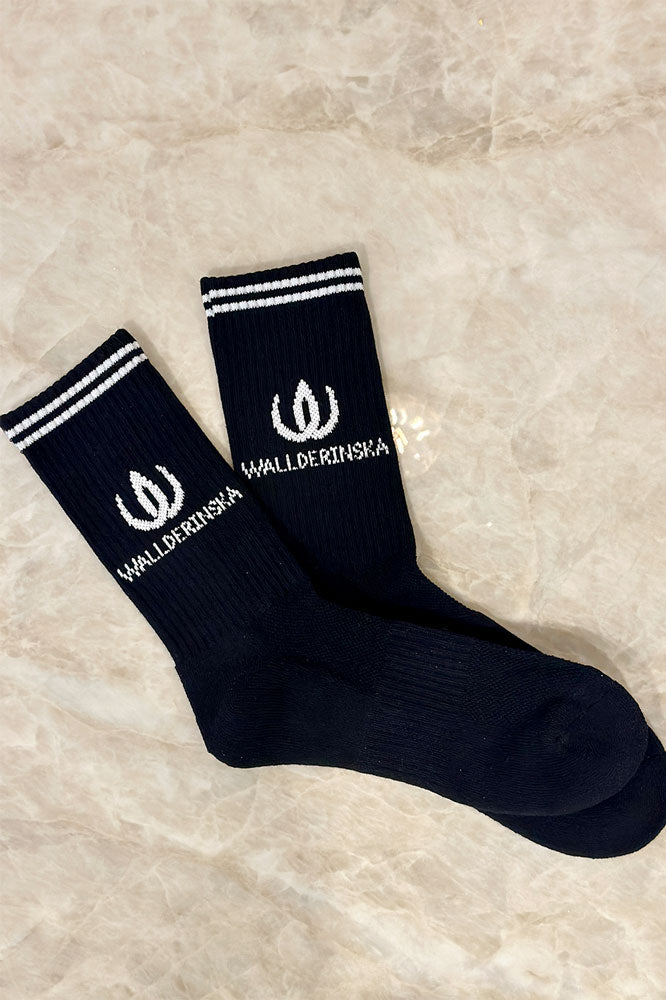 W-Crew Sock Black närbild på logga och material